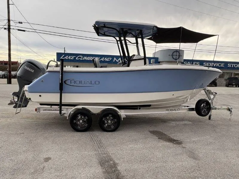 Slide: The Image of Robalo R230 2025 - 22