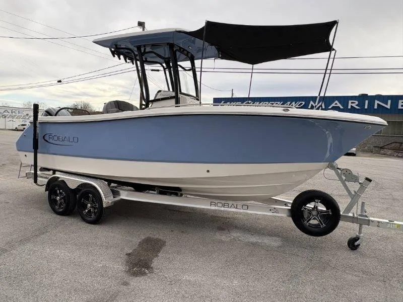 Slide: The Image of Robalo R230 2025 - 23