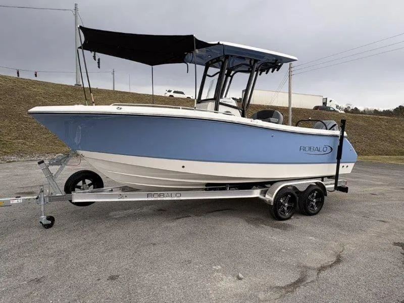 Slide: The Image of Robalo R230 2025 - 24