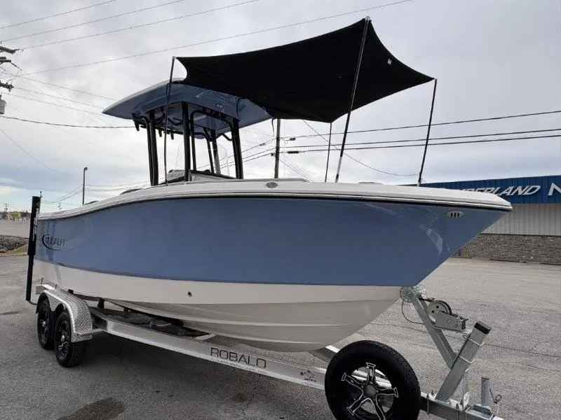 Slide: The Image of Robalo R230 2025 - 25