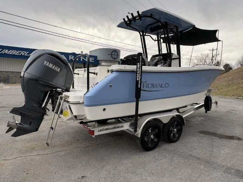 Slide: The Image of Robalo R230 2025 - 26