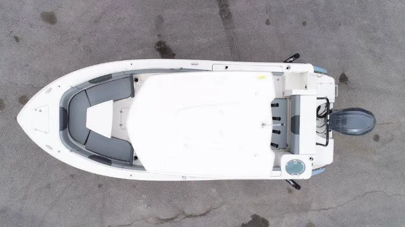 Slide: The Image of Robalo R230 2025 - 3