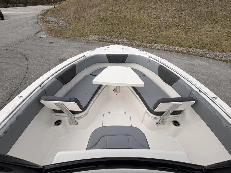 Slide: The Image of Robalo R230 2025 - 30