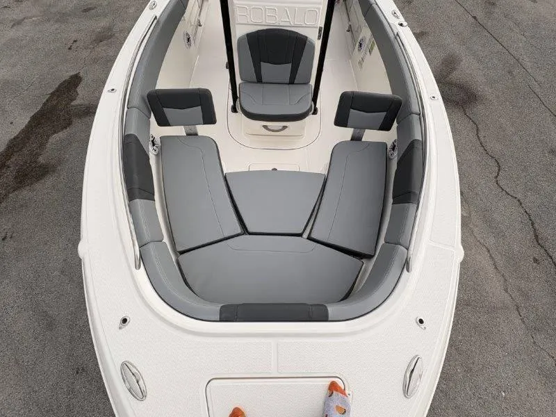 Slide: The Image of Robalo R230 2025 - 31