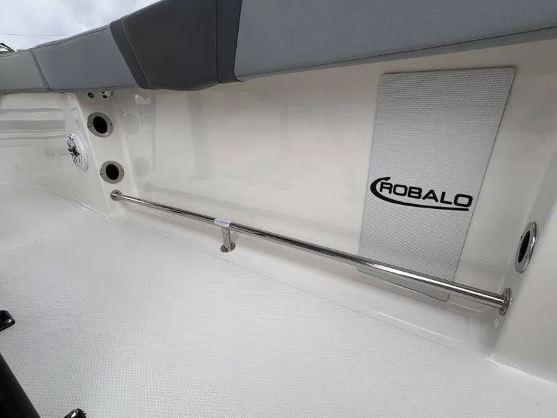Slide: The Image of Robalo R230 2025 - 32