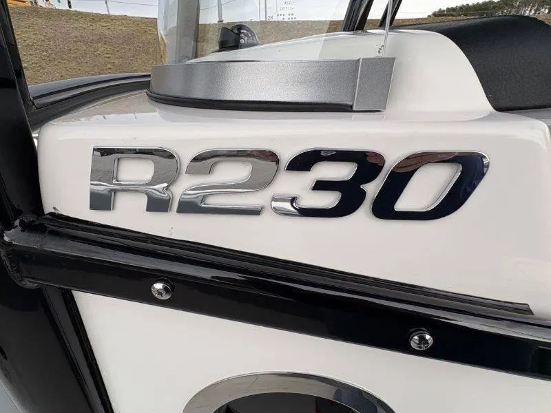 Slide: The Image of Robalo R230 2025 - 33