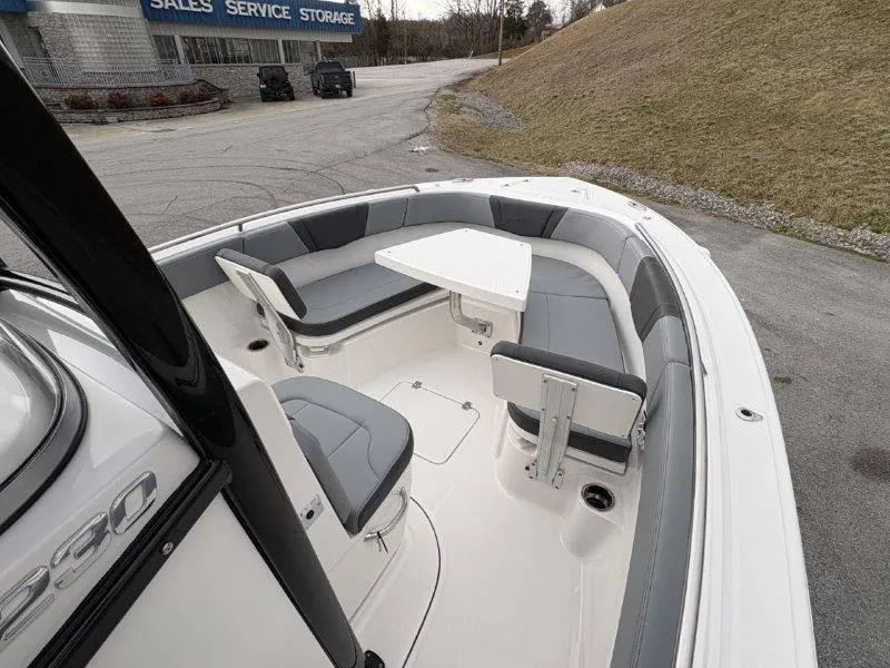 Slide: The Image of Robalo R230 2025 - 34