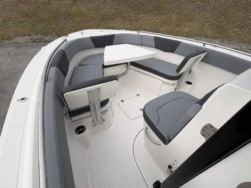 Slide: The Image of Robalo R230 2025 - 35