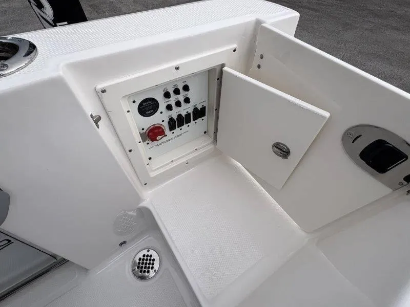 Slide: The Image of Robalo R230 2025 - 36