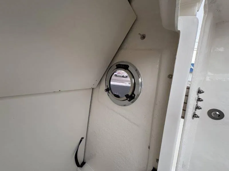 Slide: The Image of Robalo R230 2025 - 38