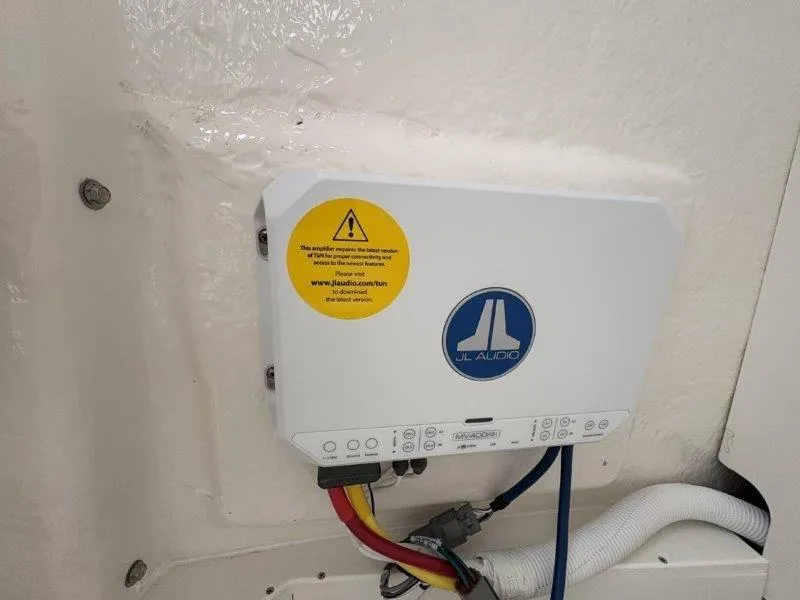 Slide: The Image of Robalo R230 2025 - 39