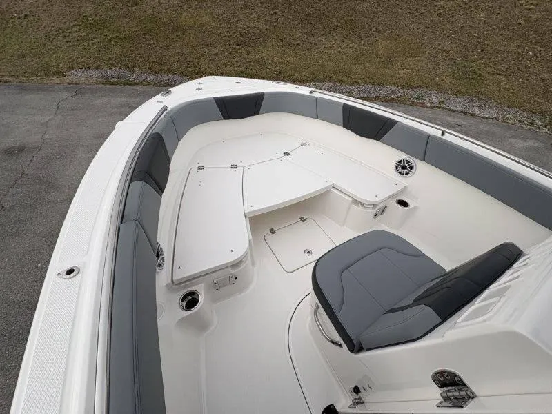 Slide: The Image of Robalo R230 2025 - 40