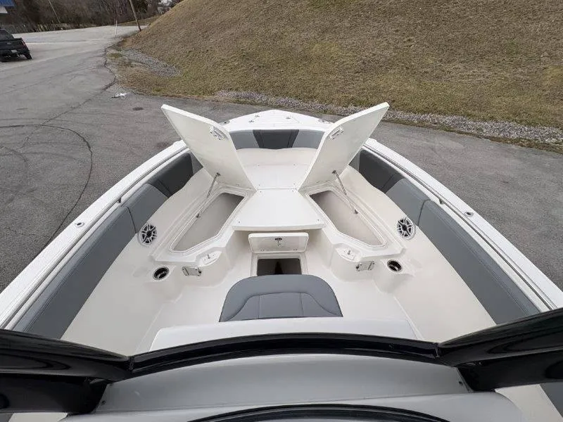 Slide: The Image of Robalo R230 2025 - 41