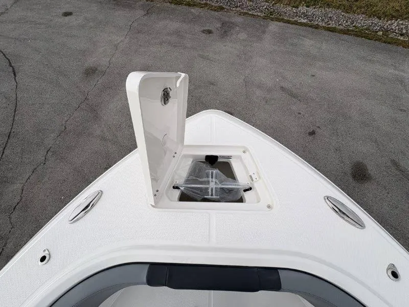 Slide: The Image of Robalo R230 2025 - 42