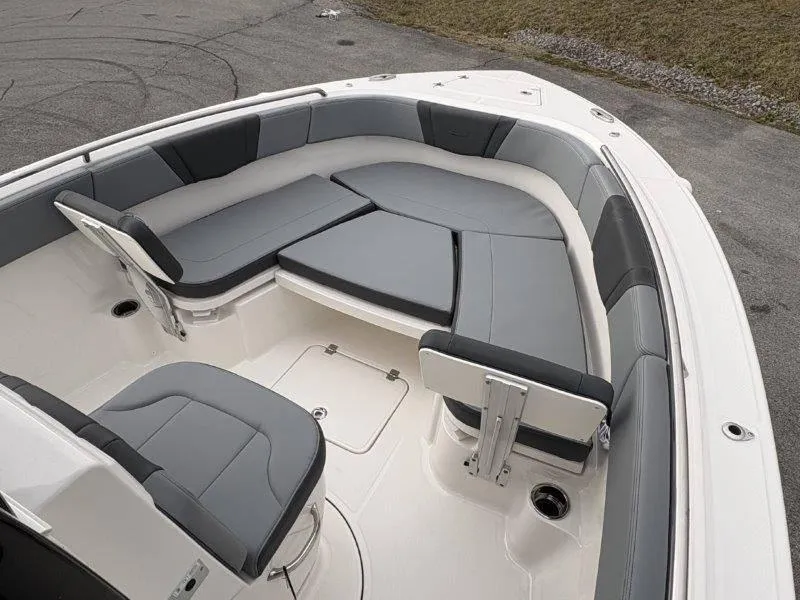 Slide: The Image of Robalo R230 2025 - 43