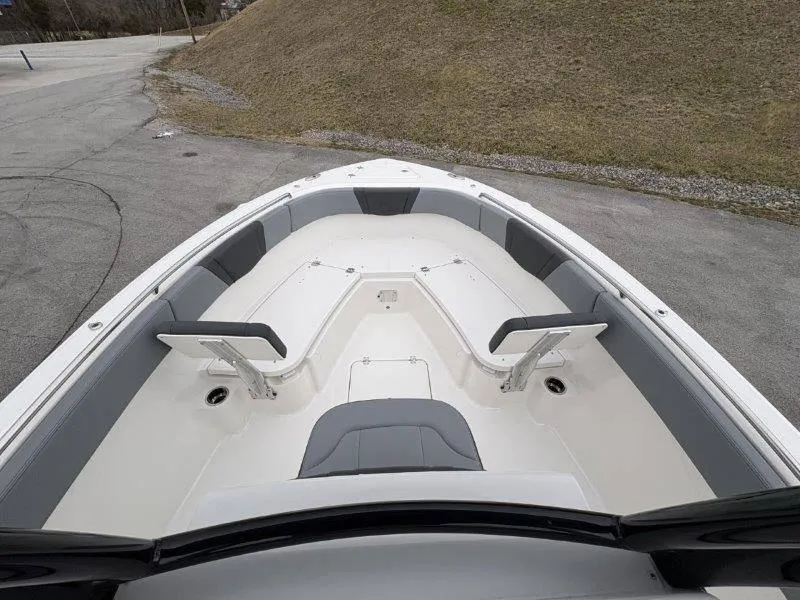 Slide: The Image of Robalo R230 2025 - 44