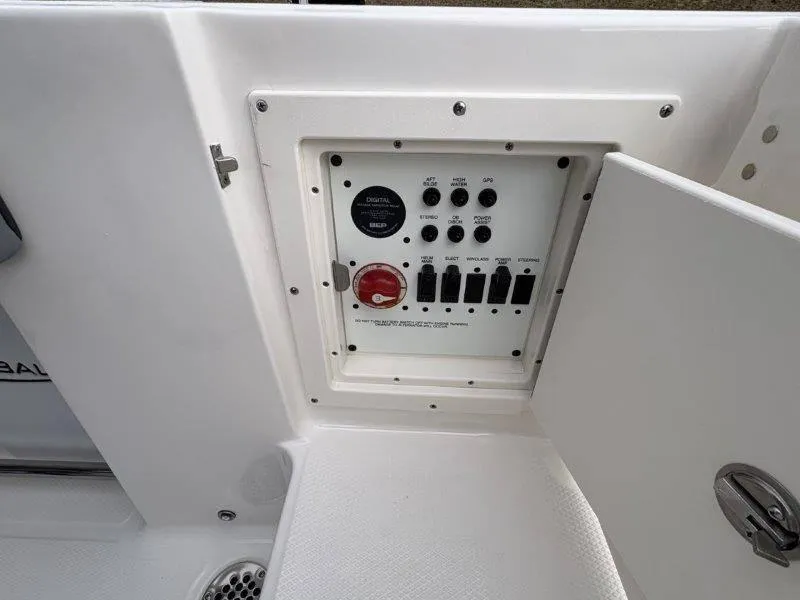 Slide: The Image of Robalo R230 2025 - 45