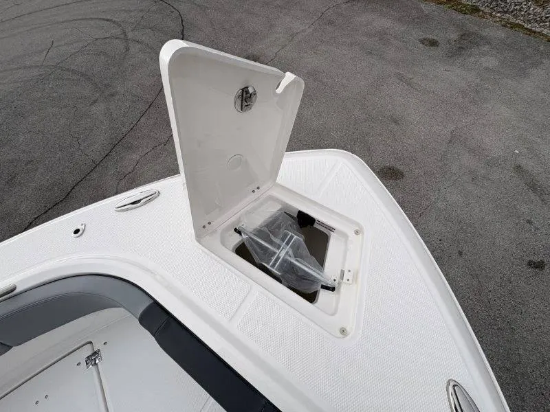 Slide: The Image of Robalo R230 2025 - 46