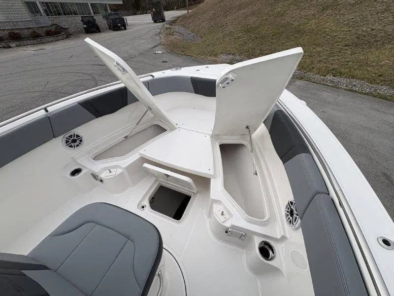 Slide: The Image of Robalo R230 2025 - 47