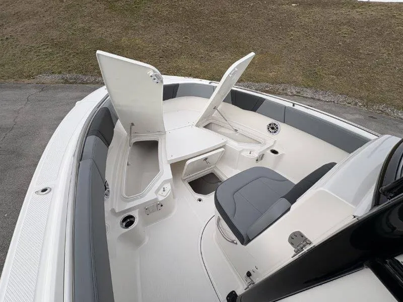 Slide: The Image of Robalo R230 2025 - 48