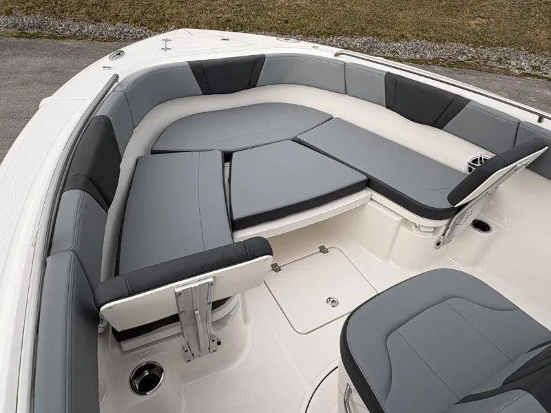 Slide: The Image of Robalo R230 2025 - 49