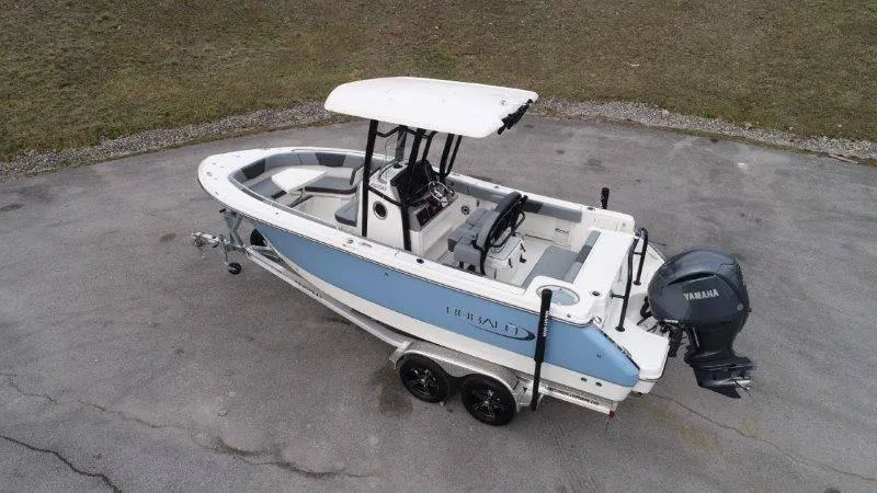 Slide: The Image of Robalo R230 2025 - 5