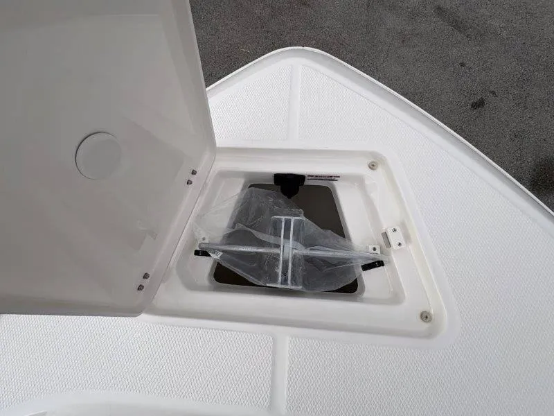 Slide: The Image of Robalo R230 2025 - 50