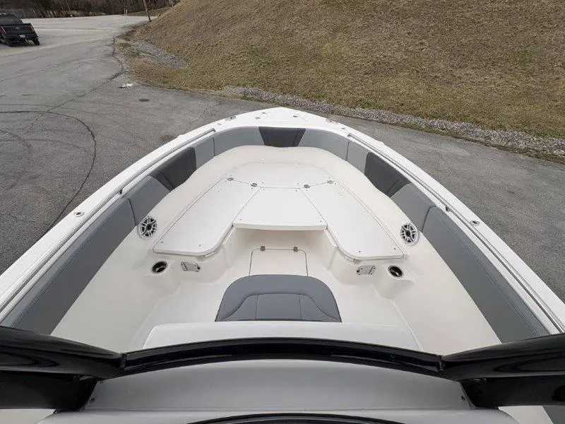 Slide: The Image of Robalo R230 2025 - 51