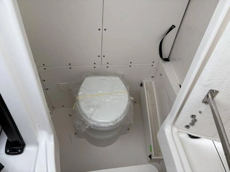 Slide: The Image of Robalo R230 2025 - 52