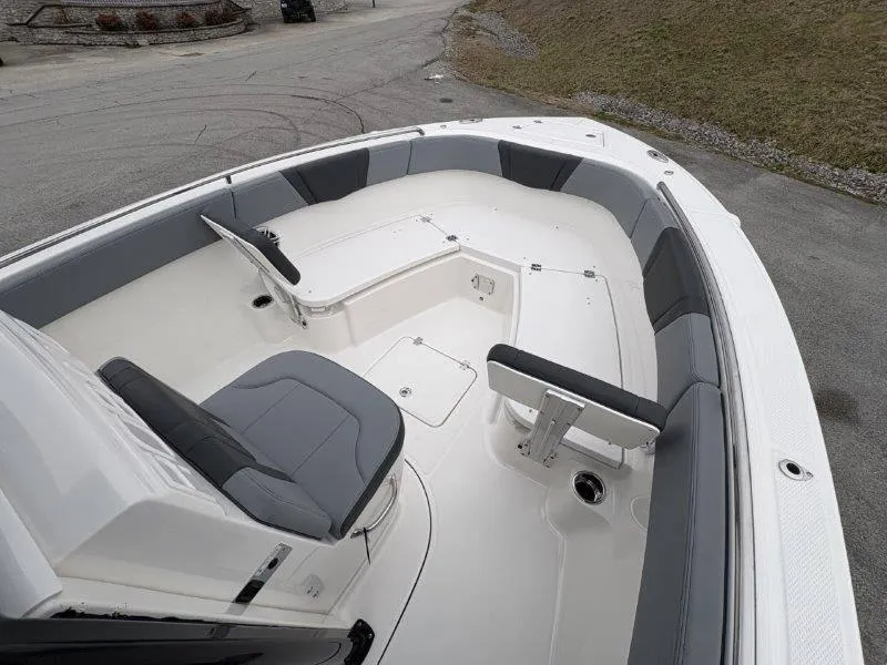 Slide: The Image of Robalo R230 2025 - 53