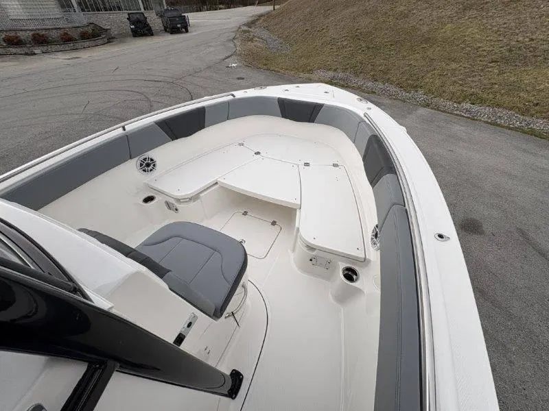 Slide: The Image of Robalo R230 2025 - 54