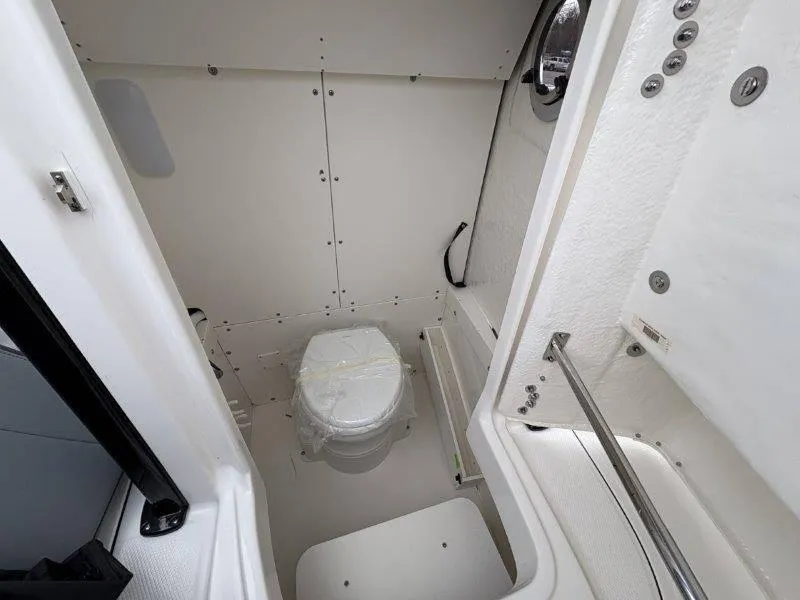 Slide: The Image of Robalo R230 2025 - 55