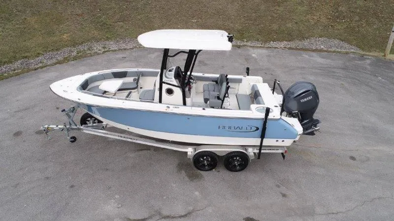 Slide: The Image of Robalo R230 2025 - 6