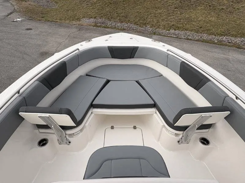 Slide: The Image of Robalo R230 2025 - 60