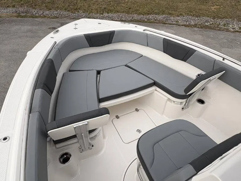 Slide: The Image of Robalo R230 2025 - 61