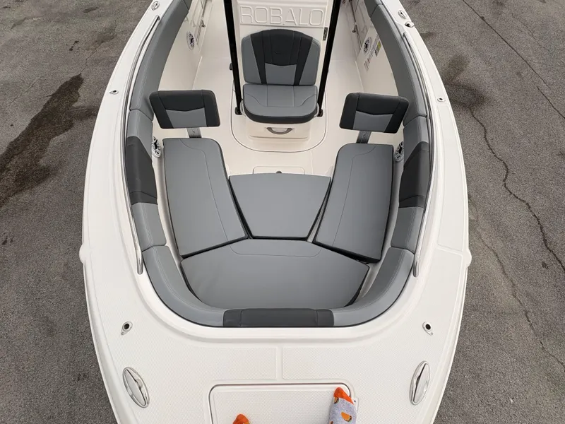 Slide: The Image of Robalo R230 2025 - 62