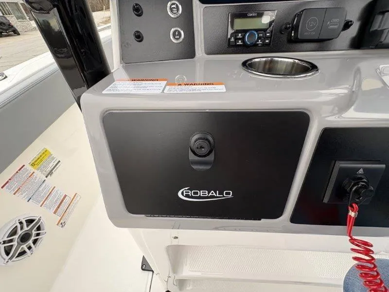 Slide: The Image of Robalo R230 2025 - 63