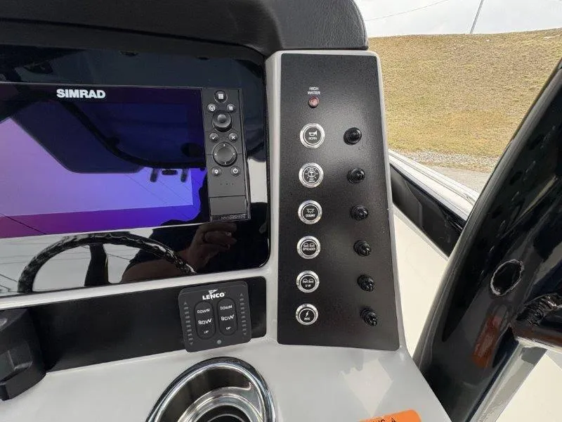 Slide: The Image of Robalo R230 2025 - 64