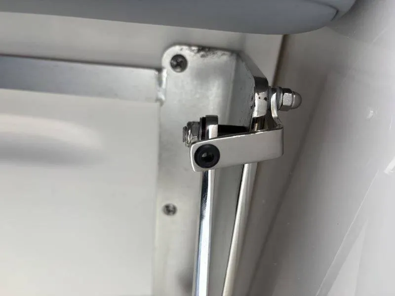 Slide: The Image of Robalo R230 2025 - 65