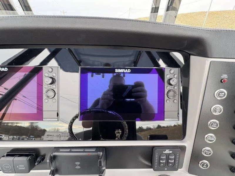 Slide: The Image of Robalo R230 2025 - 66