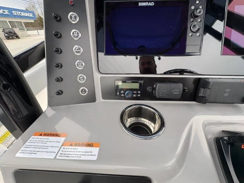 Slide: The Image of Robalo R230 2025 - 67