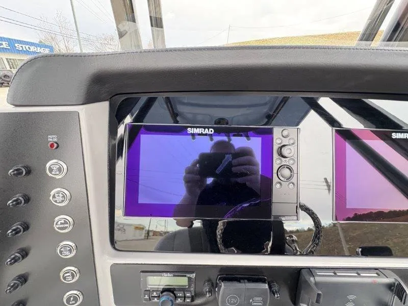 Slide: The Image of Robalo R230 2025 - 68