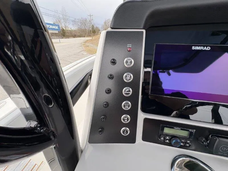 Slide: The Image of Robalo R230 2025 - 69