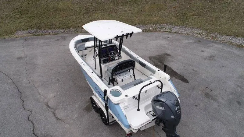 Slide: The Image of Robalo R230 2025 - 7