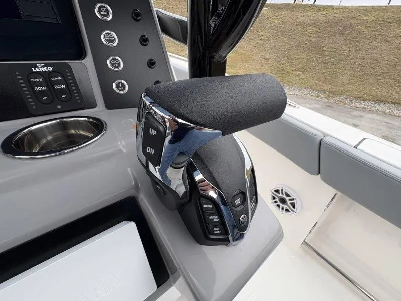 Slide: The Image of Robalo R230 2025 - 70