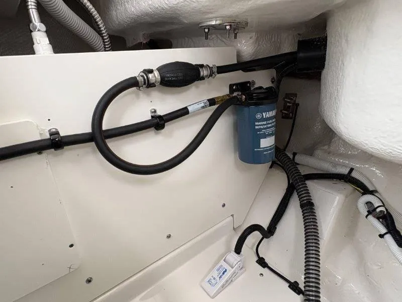 Slide: The Image of Robalo R230 2025 - 72