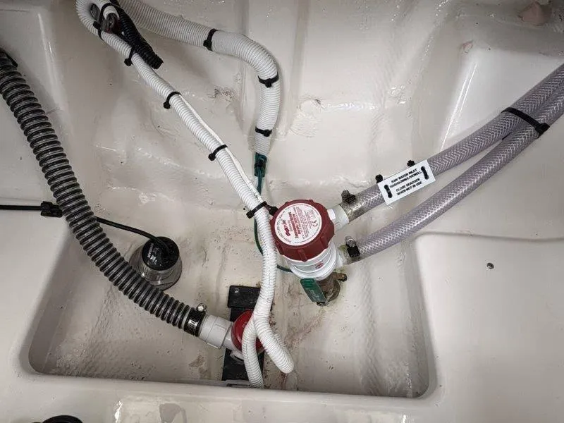 Slide: The Image of Robalo R230 2025 - 73