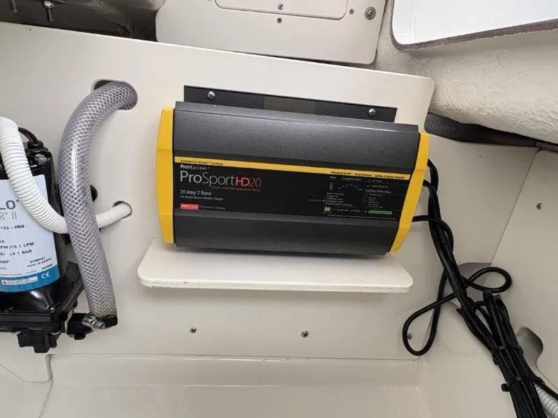 Slide: The Image of Robalo R230 2025 - 74