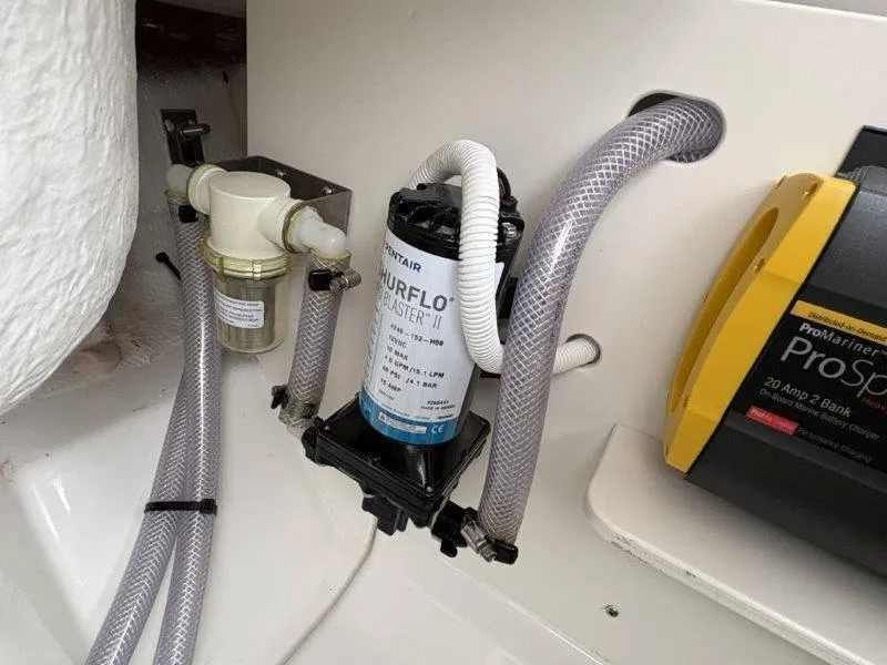 Slide: The Image of Robalo R230 2025 - 75