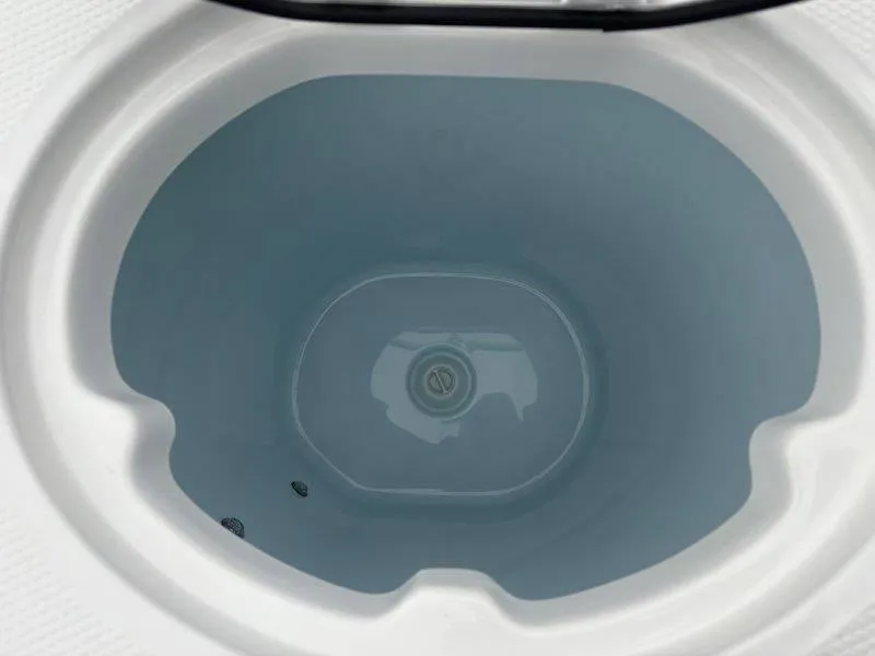 Slide: The Image of Robalo R230 2025 - 76